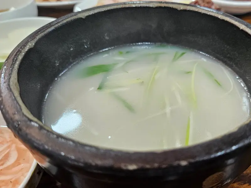깊고 진한 돼지국밥 국물