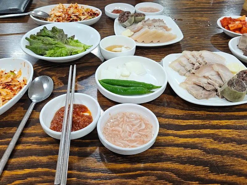 8번식당 정식 상차림 전체 모습