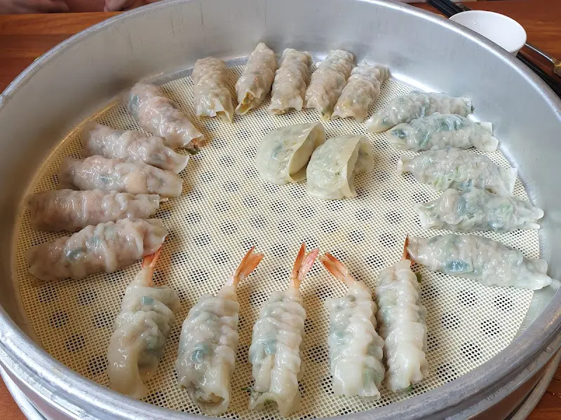 다양한 만두가 담긴 찜기