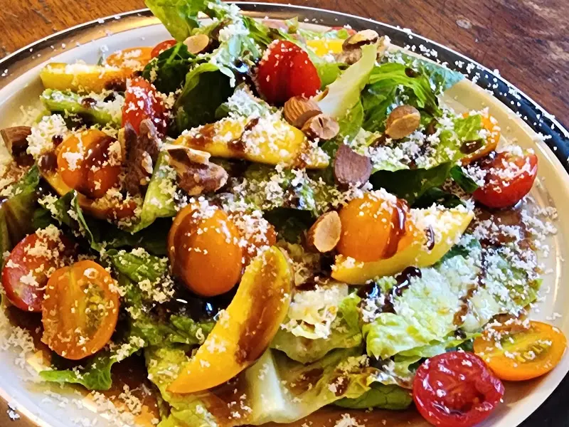 신선한 채소와 과일이 어우러진 아름다운 샐러드