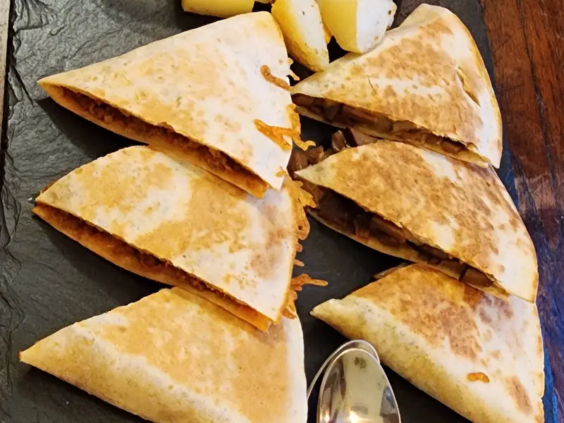 겉은 바삭하고 속은 촉촉한 퀘사디아