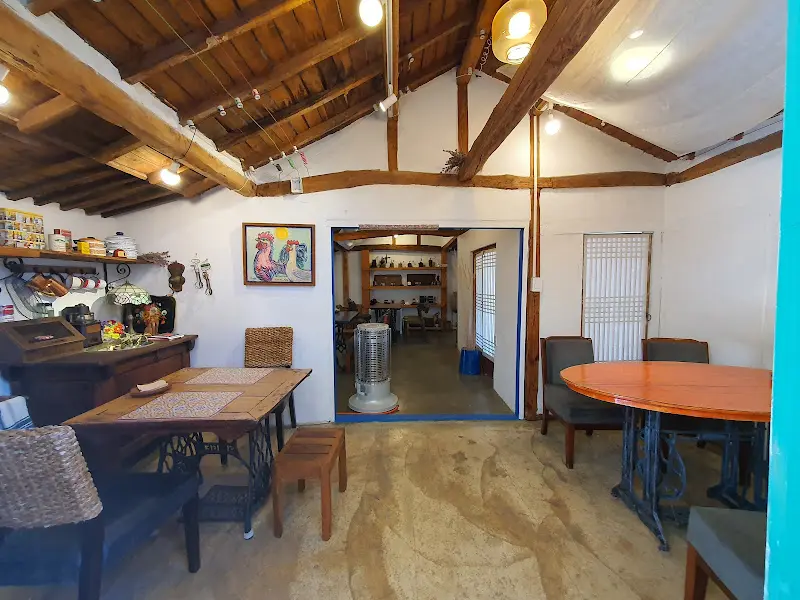 앤티크한 가구와 소품들이 놓여 있는 따뜻한 분위기의 내부