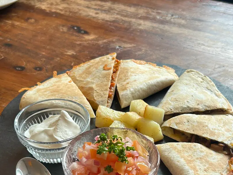 곁들여 먹기 좋은 소스와 함께 제공되는 퀘사디아