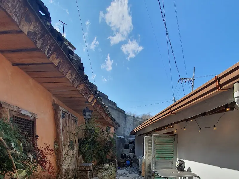 오래된 건물의 외관이 고즈넉한 분위기를 자아낸다.