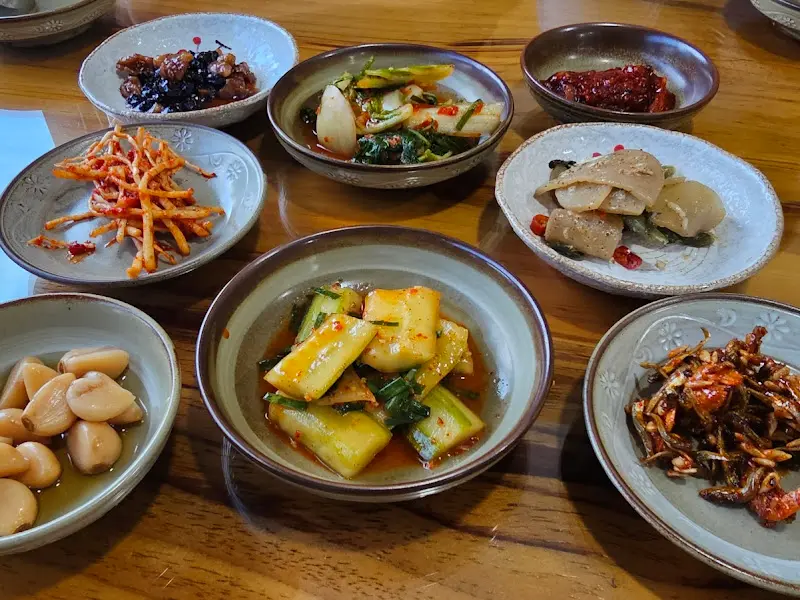 정갈하게 차려진 밑반찬