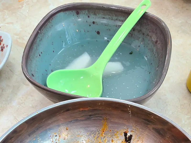 테이블 위에 놓인 동치미 국물