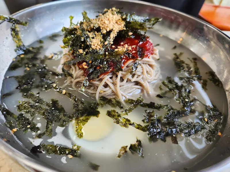 막국수 위 토핑