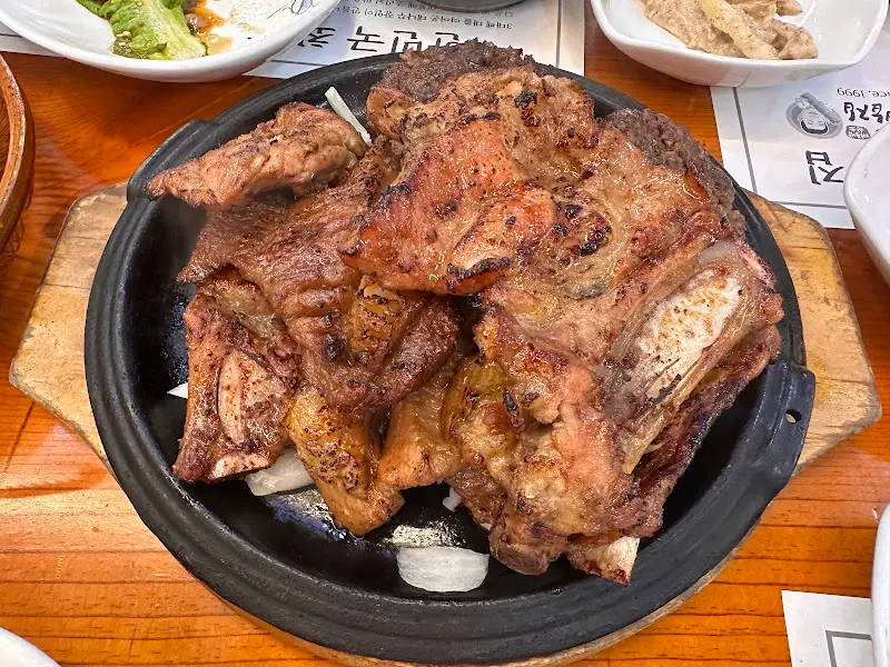 숯불 향이 가득한 돼지갈비