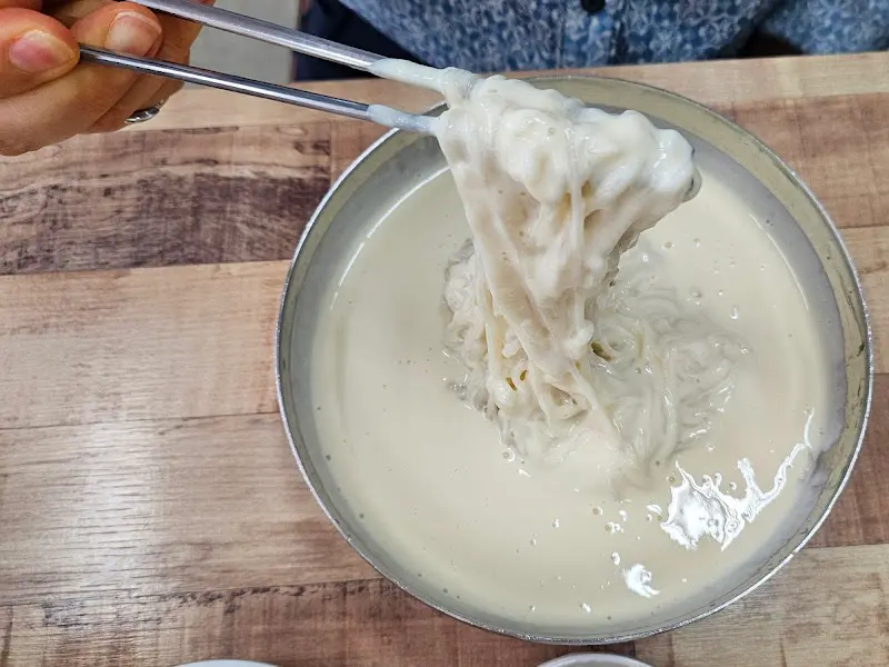젓가락으로 들어올린 콩국수 면발