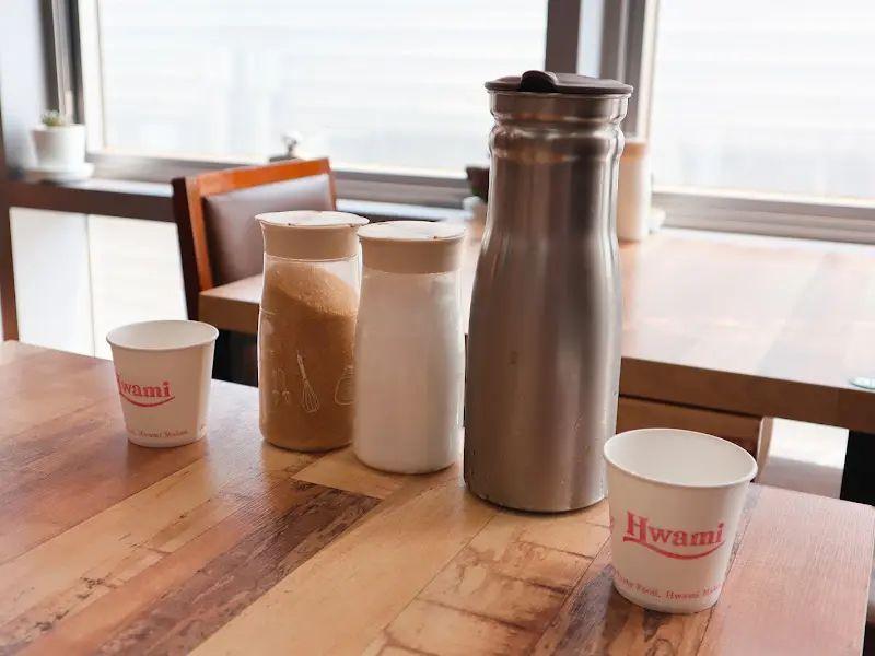 테이블 위에 놓인 설탕, 소금, 물통