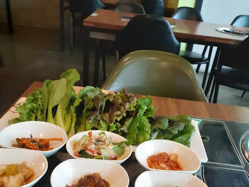 푸짐한 쌈채소와 밑반찬