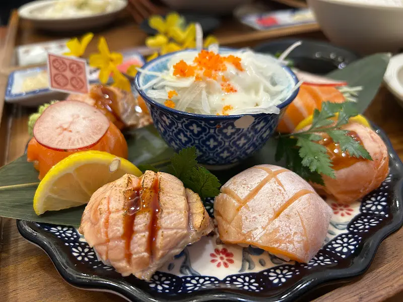 꽃망울 연어초밥 디테일