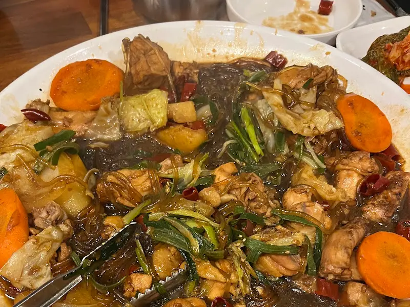 깨끗하게 비운 찜닭 접시