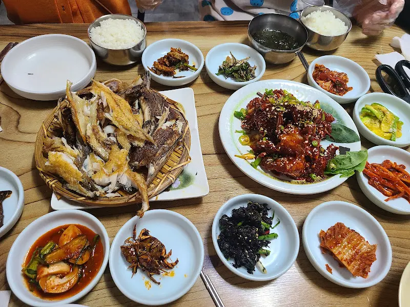 푸짐한 한 상 차림, 꽃게무침과 생선구이가 시선을 강탈한다.