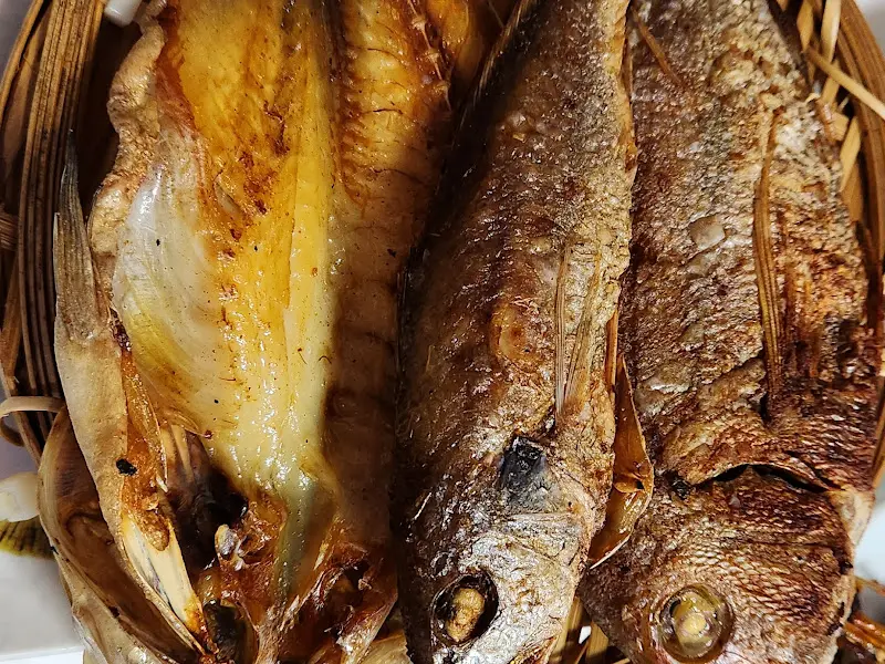 노릇하게 구워진 생선구이, 짭짤한 냄새가 코를 자극하는 듯하다.