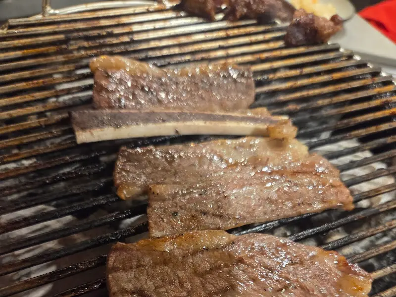 불판 위에서 익어가는 마장갈비