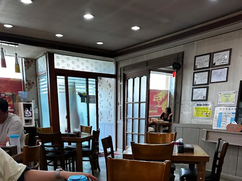 덕승관 내부 좌석과 메뉴판