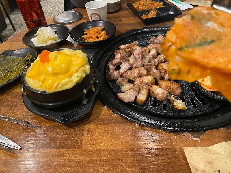 김치전과 계란찜, 숙성고기가 담긴 테이블 전경