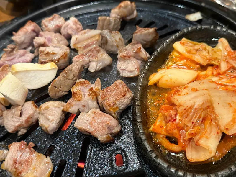 숯불 위에서 익어가는 숙성 삼겹살