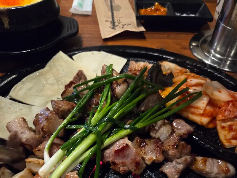 또띠아, 꼬들살, 쪽파가 함께 구워지는 모습