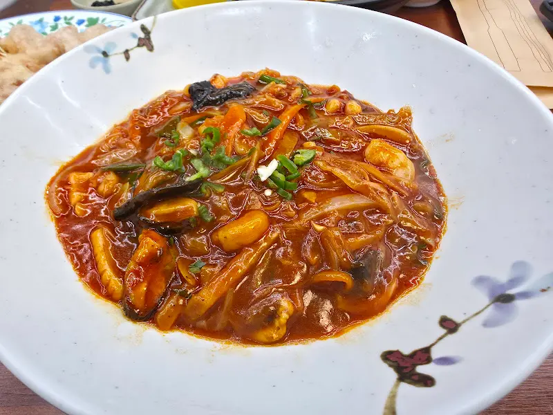 매콤달콤한 양념에 푸짐하게 볶아진 비빔짬뽕