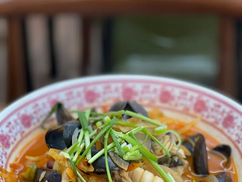 신선한 해산물이 가득한 짬뽕의 모습