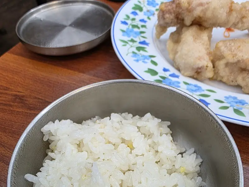 갓 지은 따뜻한 밥 한 공기