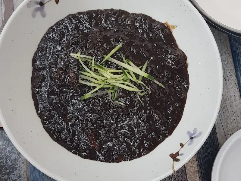 윤기 자르르 흐르는 짜장면