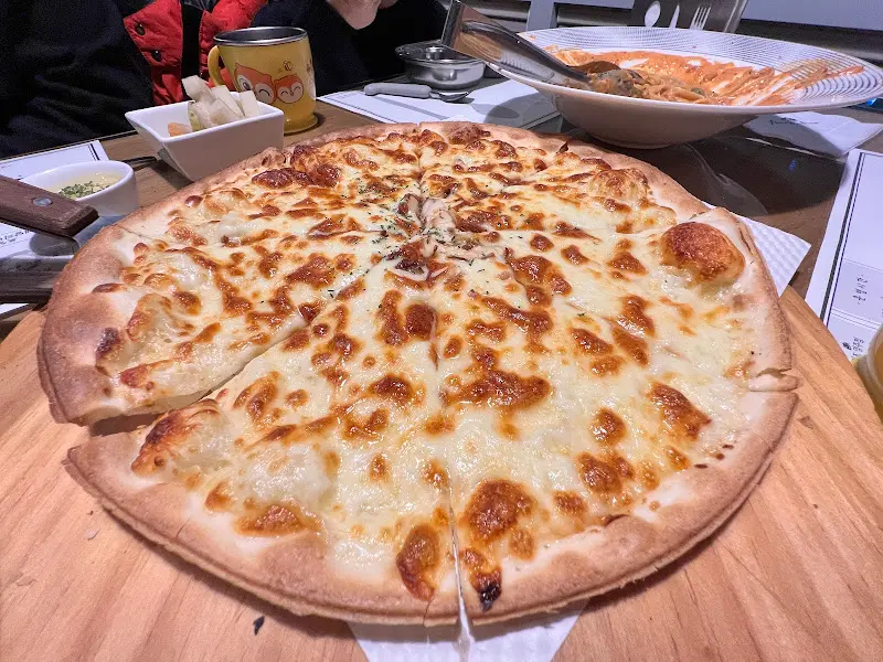 치즈가 듬뿍 올려진 피자