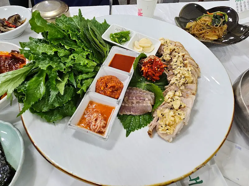 윤기가 자르르 흐르는 마늘보쌈