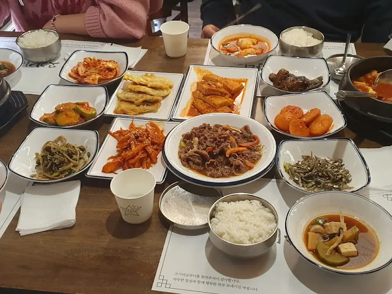 푸짐하게 차려진 한 상 차림