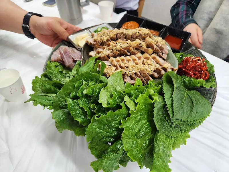 싱싱한 쌈 채소와 마늘보쌈