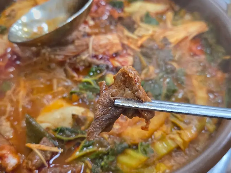 젓가락으로 집은 소고기