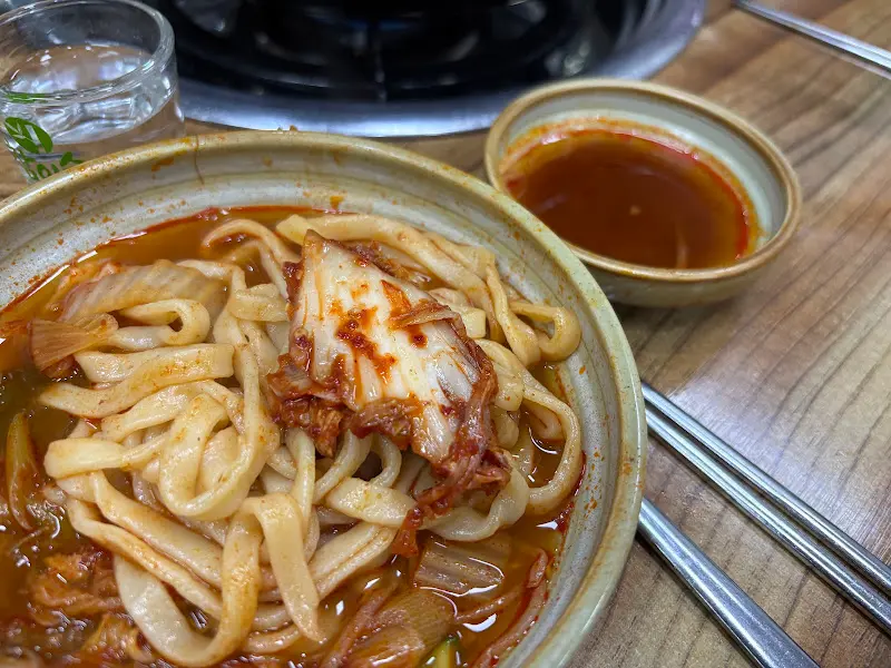 칼국수와 김치의 조합