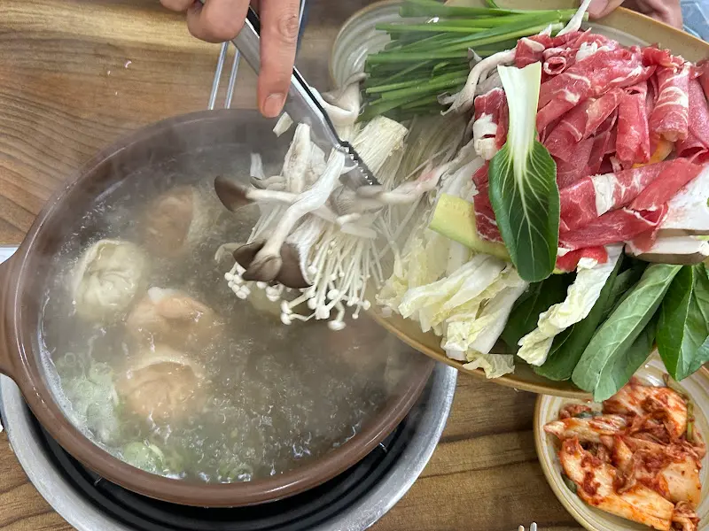 만두전골 재료 투하