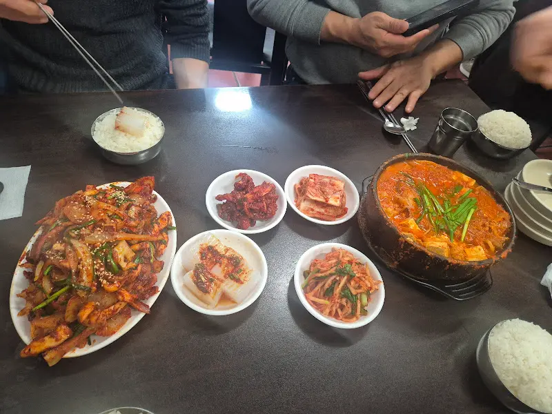 충북식당의 푸짐한 한 상 차림, 제육볶음과 김치찌개의 조화