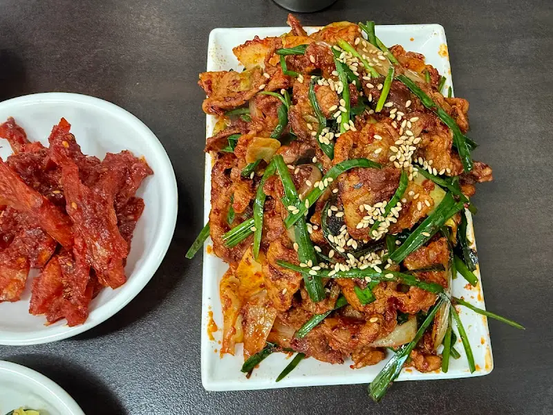 충북식당 제육볶음, 불맛과 매콤달콤한 양념의 조화