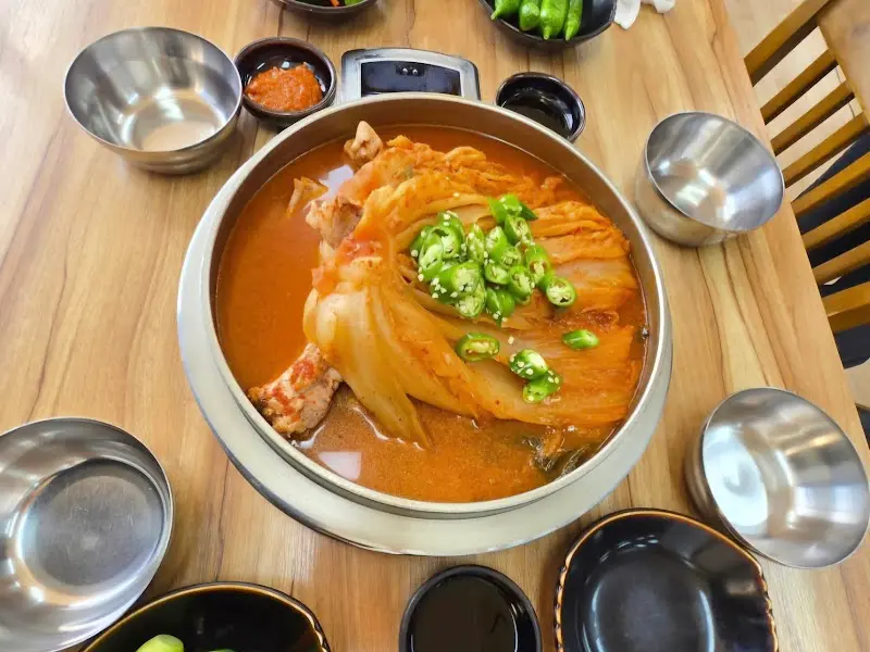 푸짐한 김치찌개의 모습