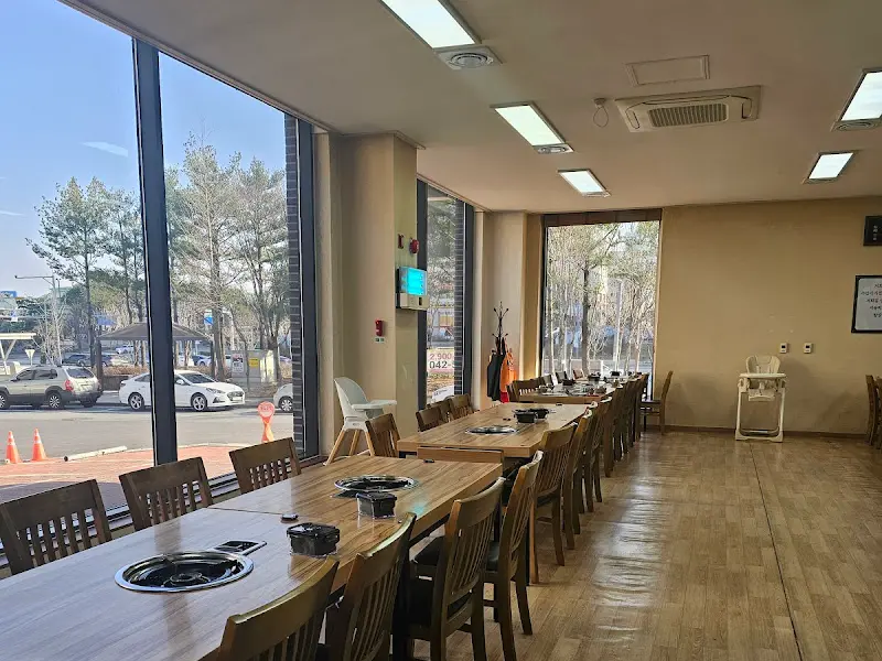 넓은 식당 내부