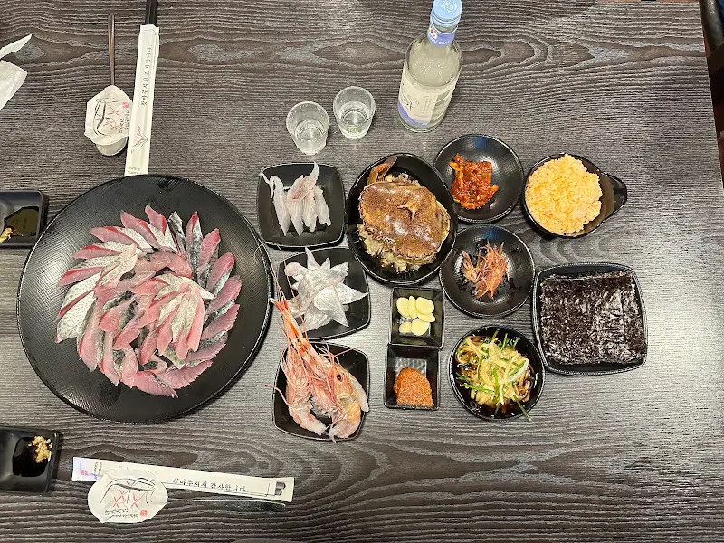 푸짐하게 차려진 고등어회 한 상