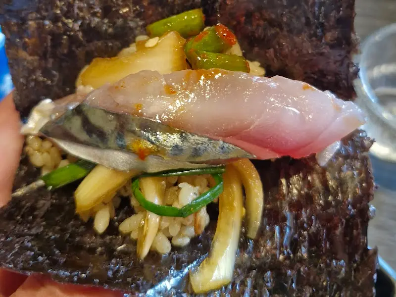 김, 알밥, 양파장, 소라젓갈, 고등어회의 환상적인 조합