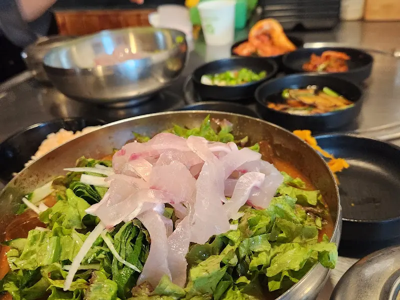 신선한 고등어회덮밥