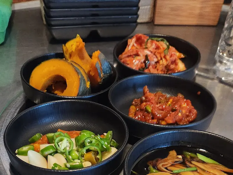 정갈한 밑반찬 세팅