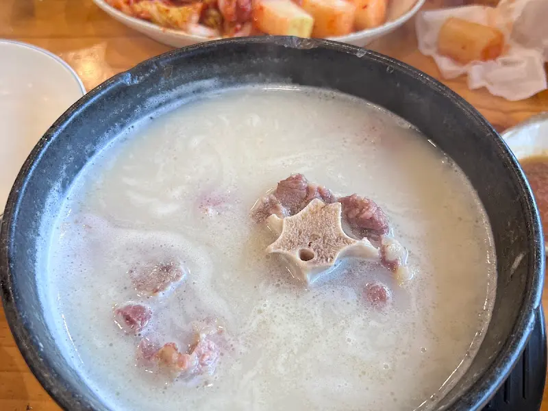 뽀얀 국물이 일품인 설렁탕