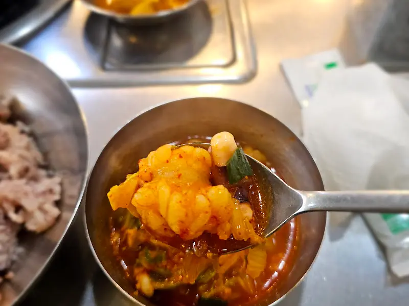 숟가락 위에 올려진 낙곱새