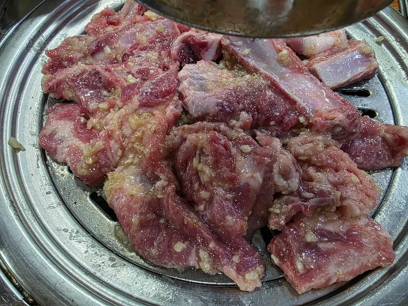 마늘 양념이 듬뿍 발린 돼지갈비