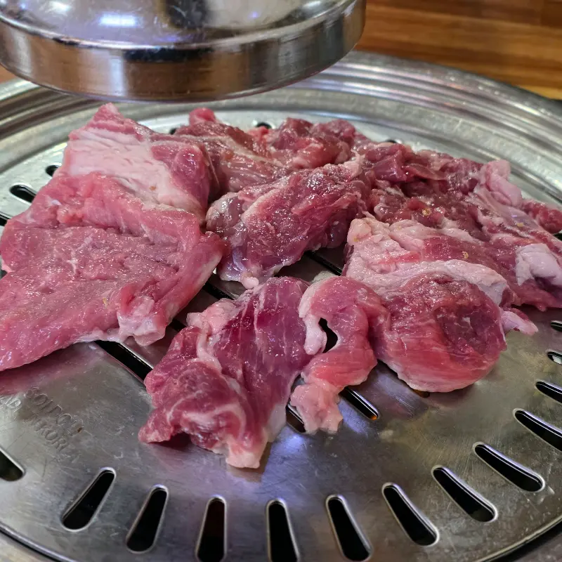 숯불 위에서 맛있게 익어가는 마늘갈비