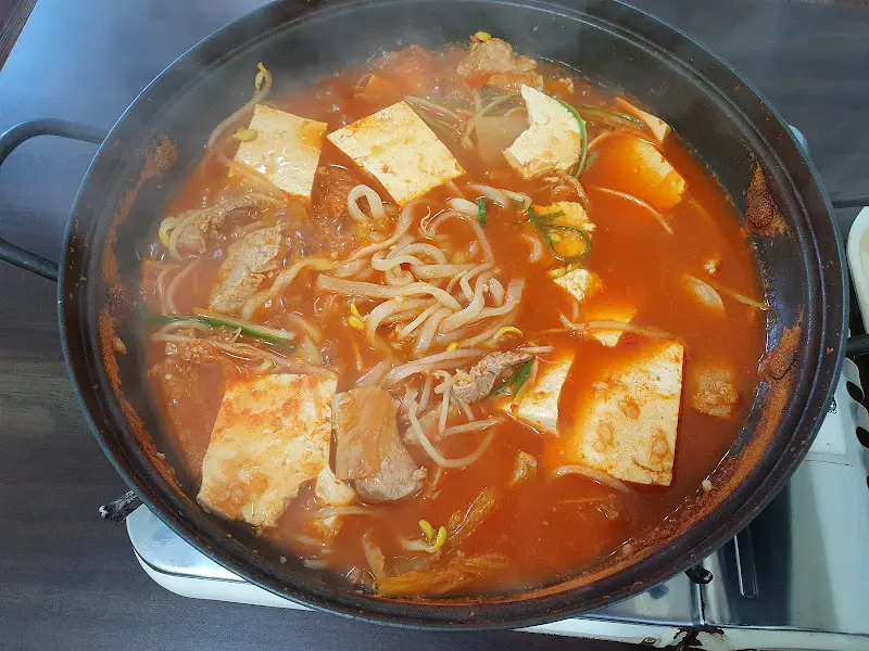 보글보글 끓는 김치찌개