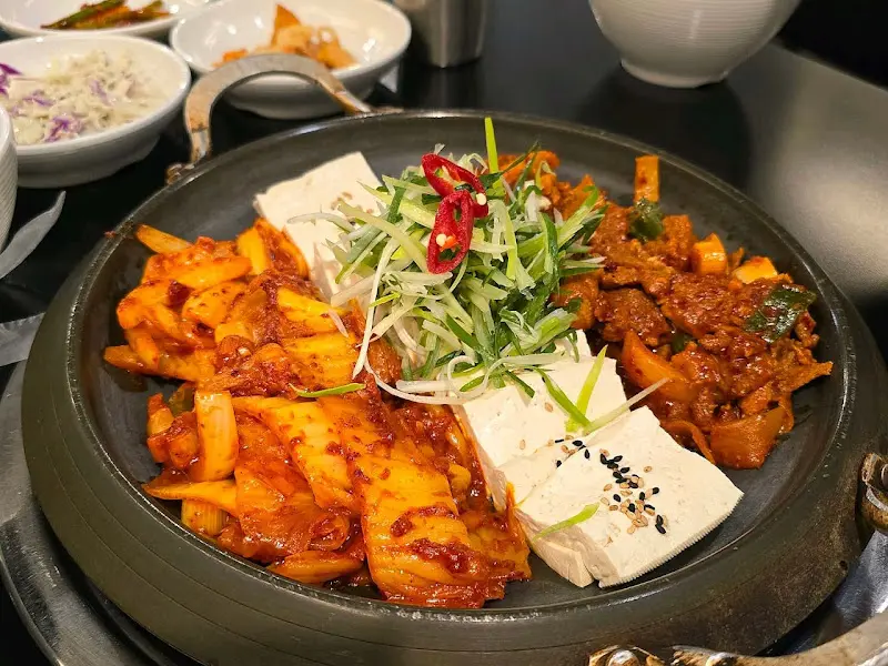 두부와 함께 제공되는 두루치기의 모습