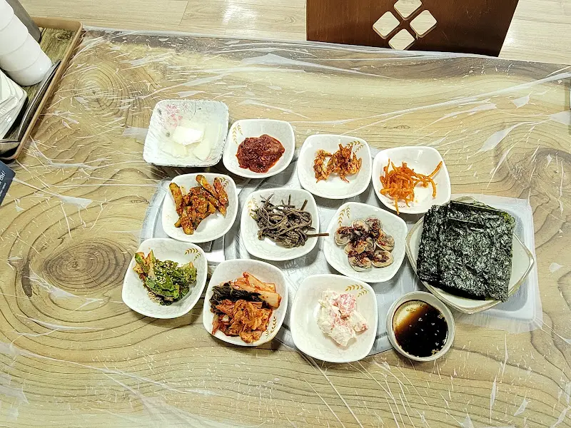 다양한 반찬들이 정갈하게 담겨 있는 모습